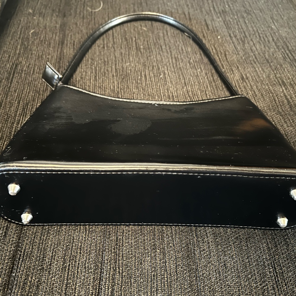 Black handbag. Silver coloured details on zip, feet on bottom and side detail - Picture 4 of 8